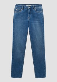 Jean en denim bleu avec jambes droites slim, fermeture devant par bouton et zip, passants pour ceinture, et cinq poches sur fond uni.