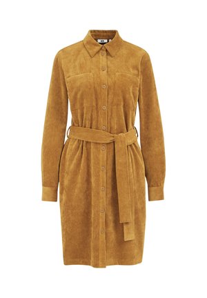 Robe chemise en velours côtelé moutarde avec des manches longues, un devant à boutons, deux poches poitrine, une taille ceinturée et une texture à côtes verticales.