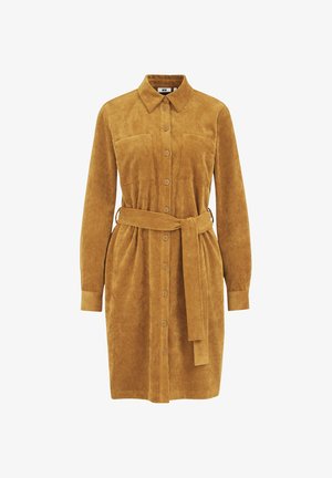 Robe chemise en velours côtelé moutarde avec des manches longues, un devant à boutons, deux poches poitrine, une taille ceinturée et une texture à côtes verticales.