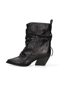 Stivaletto in pelle nera con design arricciato, punta affusolata e tacco a blocco. Presenta un materiale testurizzato e una linguetta decorativa.
