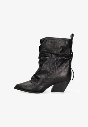 Stivaletto in pelle nera con design arricciato, punta affusolata e tacco a blocco. Presenta un materiale testurizzato e una linguetta decorativa.