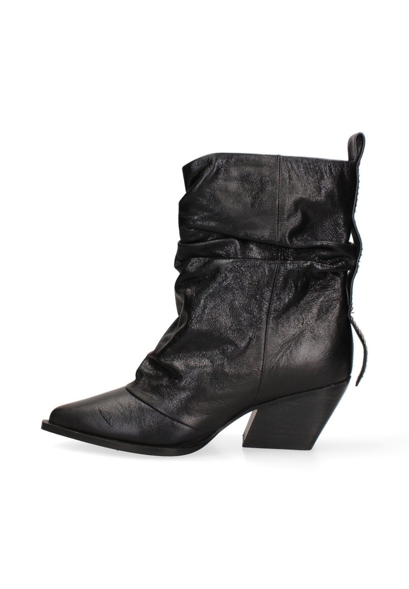 Stivaletto in pelle nera con design arricciato, punta affusolata e tacco a blocco. Presenta un materiale testurizzato e una linguetta decorativa.
