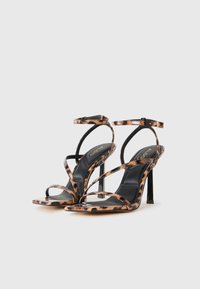 Sandali alti con tacco, in un motivo nero e arancione, caratterizzati da più cinghie sottili. Design open-toe, tacco a stiletto e una fodera interna liscia.
