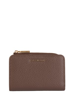 Portafoglio in pelle marrone texture con zip dorata e nome del marchio "Coccinelle" impresso al centro davanti.
