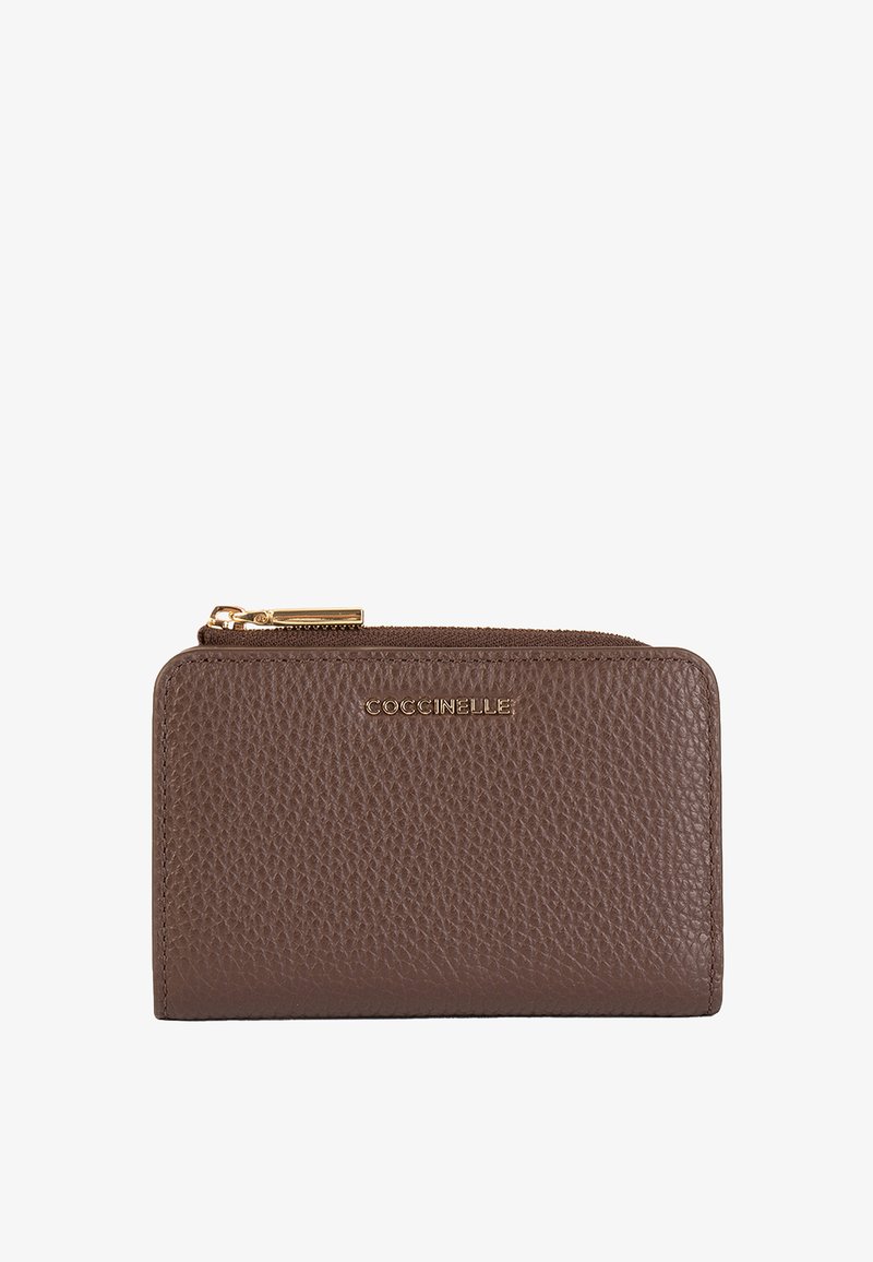 Portafoglio in pelle marrone texture con zip dorata e nome del marchio "Coccinelle" impresso al centro davanti.