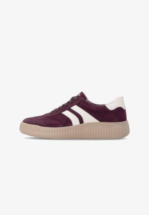 Low-top sneaker in donkerpaarse suède met witte hiel, witte zijstrepen en een dikke beige getextureerde zool, van opzij gezien.