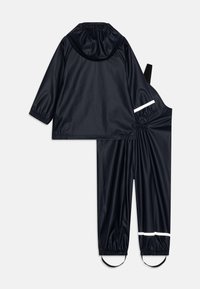 Marine regnjakke og matchende bukser laget av vanntett materiale. Jakken har elastiske mansjetter og hette; buksene har reflekterende detaljer.