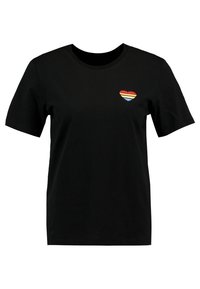 Sort kortærmet T-shirt med et lille hjerte på venstre bryst, prydet med vandrette regnbue-striber i rød, orange, gul og blå.