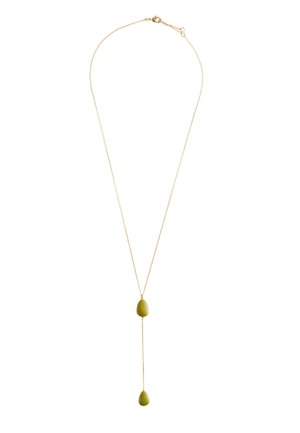 Gouden ketting met twee druppelvormige hangers in olijfgroen, één in het midden en één die eronder hangt.