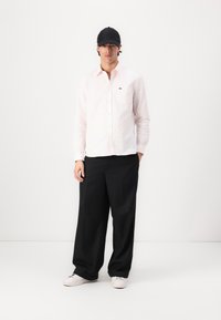 Lacoste Hemd - white/flamingo