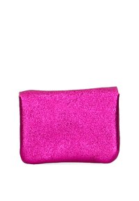 Bolso rosa brillante con una textura suave y bordes redondeados. El diseño compacto presenta una superficie vibrante y reflectante.
