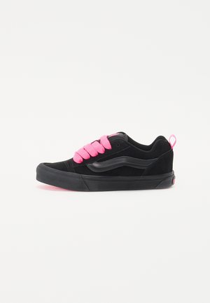 Sneakers in suede nero con finitura strutturata, dotate di lacci rosa acceso, suola in gomma nera e un piccolo dettaglio rosa sul tallone.