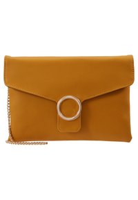 Musztardowożółta skórzana kopertówka z przednią klapką, okrągłym ozdobnym elementem i łańcuszkowym paskiem. Gładka faktura o prostym designie.