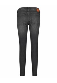 Vaqueros ajustados en denim gris oscuro, con una cintura de altura media, cinco bolsillos y un parche de cuero de la marca en la parte trasera. Textura suave.