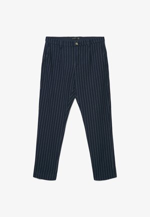 Marineblaue gestreifte Hose mit einer glatten Textur, ausgestattet mit einem Knopfverschluss, Gürtelschlaufen und Seitentaschen. Vertikale weiße Nadelstreifen sind deutlich sichtbar.