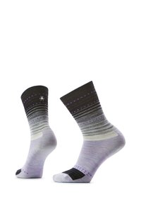 Calcetines con un diseño de degradado, que pasa de negro a gris claro con acentos y rayas moradas. La tela parece suave con un acabado texturizado.