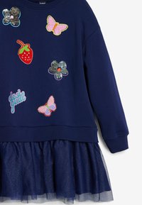 Vestito felpa blu navy con gonna in tulle, decorato con coloriati ricami di fiori, farfalle e una fragola.