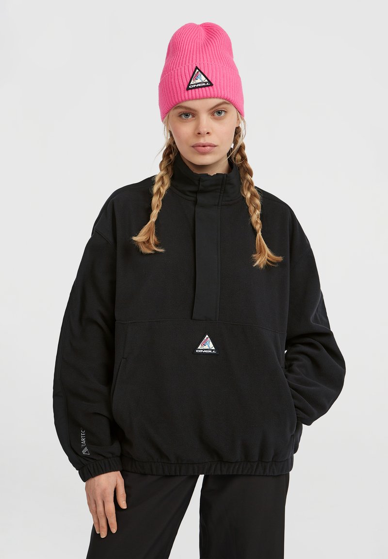 Sort fleece trøje med høj krave og elastisk talje, med et trekantet logo. Lyserød ribbet hue med logo-patch.