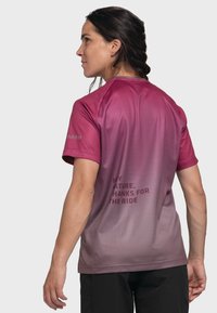 Kurzärmliges Sportshirt in einem verlaufenden Pinkton, mit strukturiertem Stoff. Auf dem Rücken steht der Text "MEINE NATUR. DANKE FÜR DIE FAHRT."
