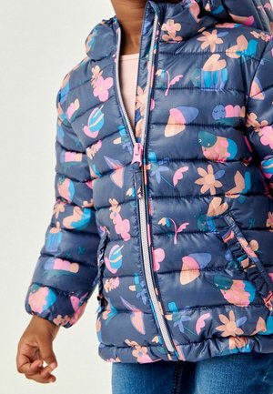 Veste matelassée bleu marine avec des motifs floraux et d'insectes colorés, fermeture éclair à l'avant, capuche et poignets élastiques. Conception légère et matelassée pour la chaleur.