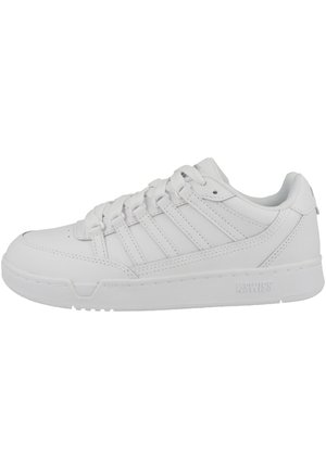 Weiße Sport Schuhe aus synthetischem Leder, mit sechs Schnürösen, durchbrochenen Details, flacher Sohle und geprägtem Branding an der Ferse.