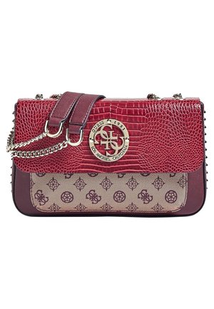 Sac à main Guess bordeaux et beige avec rabat texture crocodile, bandoulière chaîne, et logo métallique circulaire avec inscription "Guess 1981 Los Angeles, California."