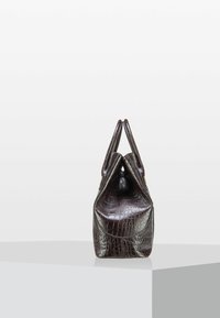 Mörkbrun läderväska med krokodilmönster, två spetsiga handtag och en strukturerad form. Har en slät yta och detaljer i guldfärg.