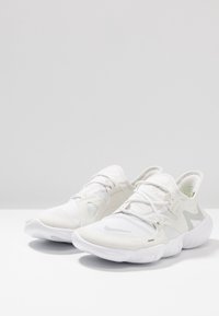 Nike Performance Scarpe da corsa su strada - white