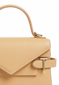 Borsa a tracolla in pelle color tan con una silhouette strutturata, patta triangolare e accessori in tono oro. Presenta una maniglia superiore e dettagli cuciti.