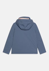 Casaco leve azul com capuz, apresentando um exterior liso e um interior claro contrastante. Inclui detalhes de costura e bolsos laterais.