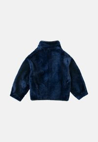 Navyblå jakke i imiteret pels med høj krave, oversized pasform og lange ærmer. Blød tekstur med minimale syningsdetaljer på ryggen.