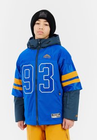 Blaues Sportjackett mit gelben Streifen und der Nummer 93. Netzdesign, Reißverschluss vorne, angenommene Kapuze und kontrastierende Ärmel. Stofflogo am Saum.