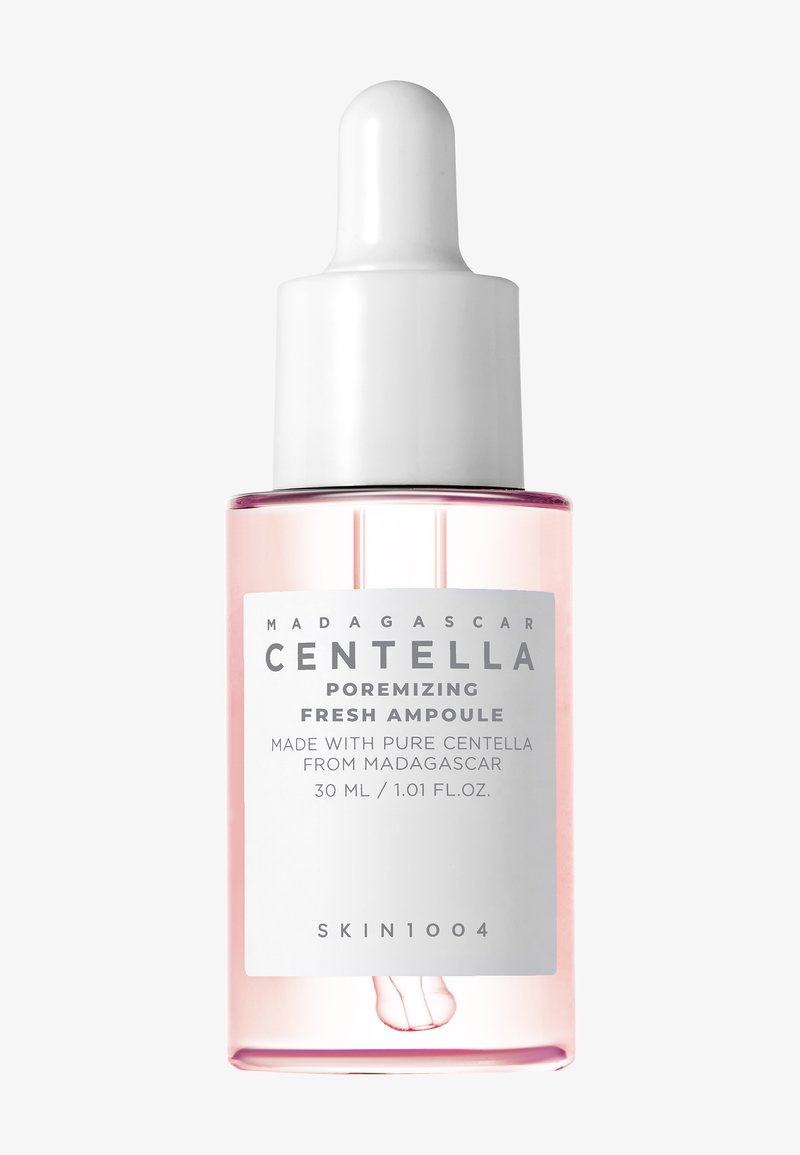 Madagaskarska ampułka Centella Poreminizing Fresh w przezroczystej szklanej butelce z różowym odcieniem, z białym dozownikiem i srebrną etykietą. 30 ml.