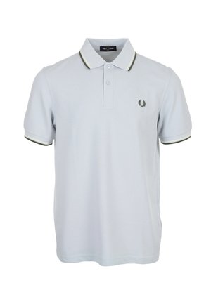 Lichtblauw poloshirt met korte mouwen en twee knopen, groene en witte gestreepte kraag en manchetten, en een klein geborduurd lauwerkranslogo op de borst.