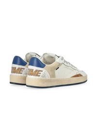 Sneaker bianche in pelle con accenti blu, dotate di un pannello beige testurizzato, logo "PRIME" e suola leggermente usurata per un tocco di dettaglio in più.