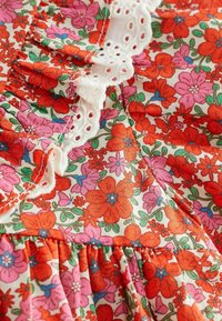 Next REGULAR FIT - Päevakleit - red ditsy