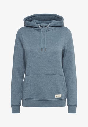 Kapucinska majica iz mehkega modrega materiala s sprednjim žepom. Ima nastavljivo vrvico, rebraste manšete in majhno oznako na robu.