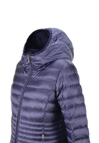 Pufferjack in diep paars, met een rits aan de voorkant, capuchon en horizontale gestikte ontwerp. Glad, glanzend stof met een gouden ritssluiting.