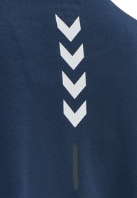 Marinblå atletisk topp med en mjuk textur, med tre vita chevron-mönster och en vertikal grå linje på baksidan.