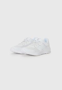 Baskets blanches de sport avec tige en mesh et synthétique, semelle rembourrée et sangles ajustables, présentant un design minimaliste et des détails de logo subtils.