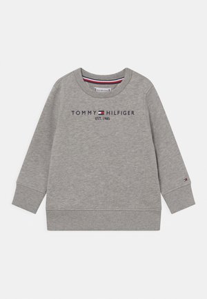 Siva dukserica dugih rukava, okruglog izreza, s rebrastim manžetama i donjim dijelom; sadrži logo "TOMMY HILFIGER" i godinu osnivanja u tamnoplavoj boji.