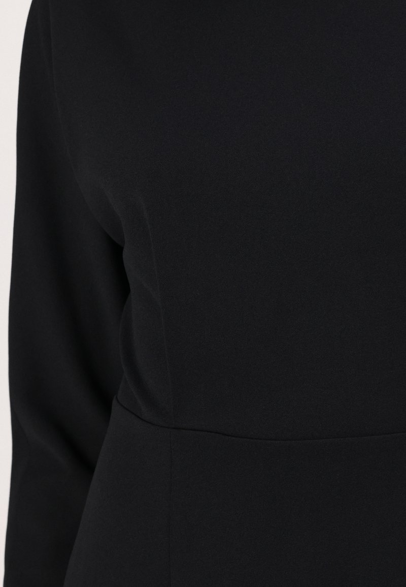 Schwarzes Kleid mit langen Ärmeln und einem taillierten Oberteil aus glattem Stoff. Schlichtes Design ohne sichtbare Muster oder Verzierungen.
