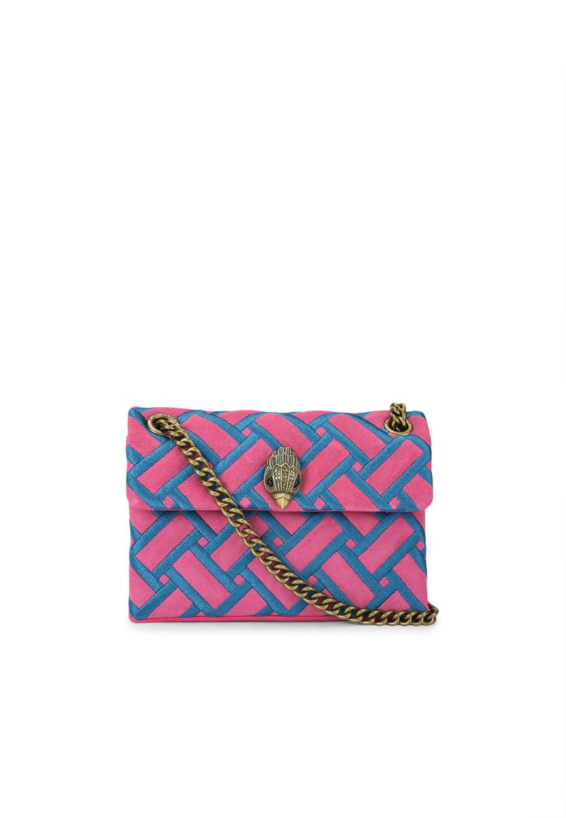 Borsa a tracolla intrecciata in suede rosa e blu con tracolla a catena, dotata di una chiusura decorativa a forma di mano e flap.