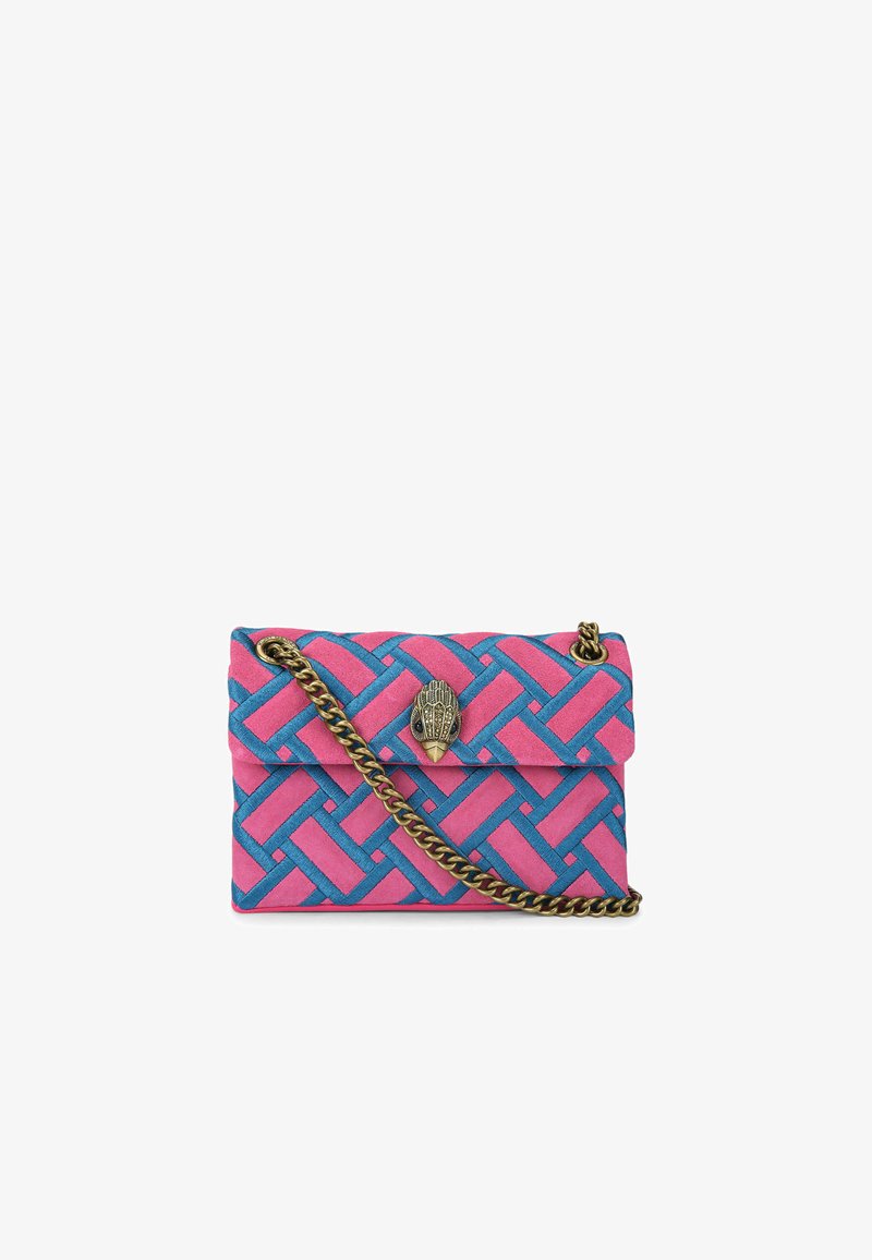 Borsa a tracolla intrecciata in suede rosa e blu con tracolla a catena, dotata di una chiusura decorativa a forma di mano e flap.