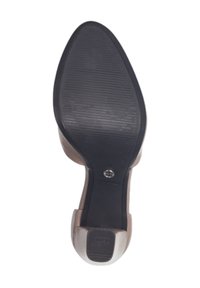 Semelle d'une chaussure à talon, présentant une base en caoutchouc noir avec des nervures verticales, un côté en cuir beige et des accents métalliques au talon.