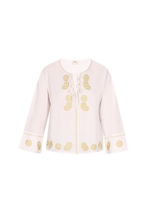 Fehér blúz arany virágmintákkal hímzett, fűzős dekoltázzsal, hosszú ujjakkal és díszített varrással az alján és az ujjak szélén.