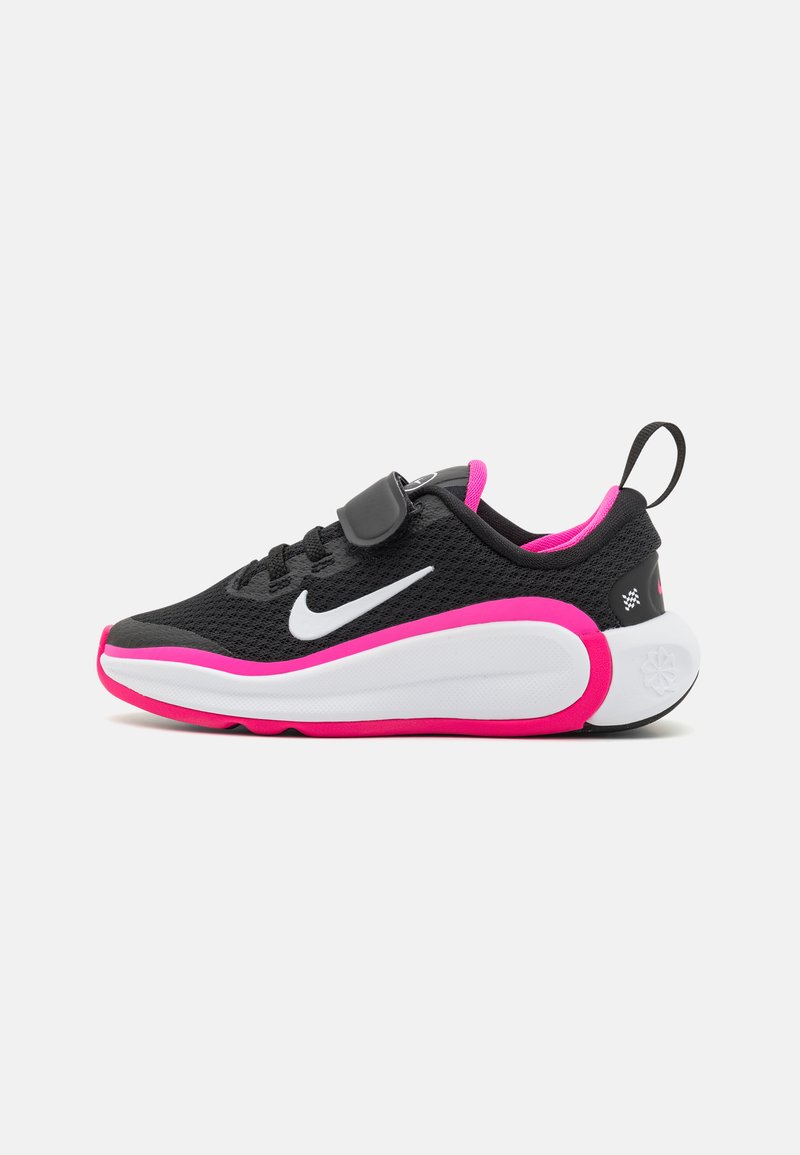 Zwarte mesh sportieve schoen met een wit Nike-logo, roze accenten op de tussenzool en tong, rubberen buitenzool en een sluiting met band.