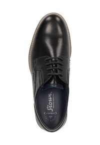 Zwarte leren dresschoenen met een gladde textuur, ronde neus en marineblauwe veters. Kenmerkt subtiele zijnaad en een beige rubberen zool.
