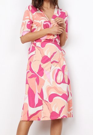 Florales Wickelkleid mit abstrakten Mustern in Pink, Pfirsich und Creme. Aus weichem Stoff, mittellang mit kurzen Ärmeln und tailliert.