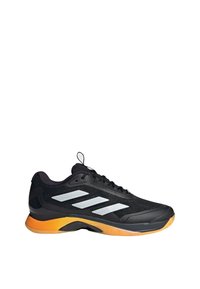 Černá sportovní bota s texturovaným textilním svrškem, stříbrnými akcenty a oranžovou gumovou podrážkou. Obsahuje šněrovací design a zesílenou patu.
